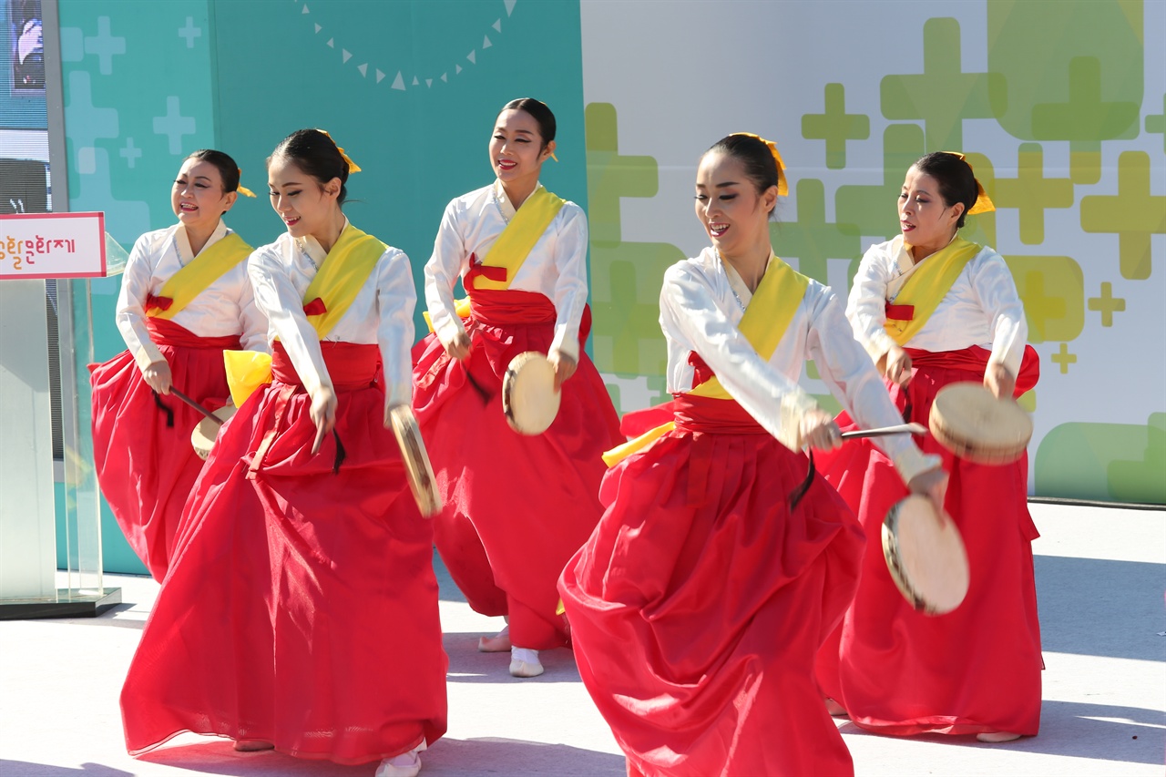 충북문화재단은 전국생활문화축제에 올해로 4년 연속 참여하고 있다. 축제는 자신들의 정체성을 가장 높은 수준에서 선보이는 장이기도 하다. 