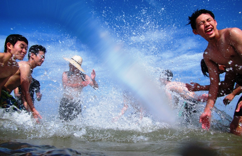 포항 월포해수욕장에서 물놀이를 즐기는 피서객들.