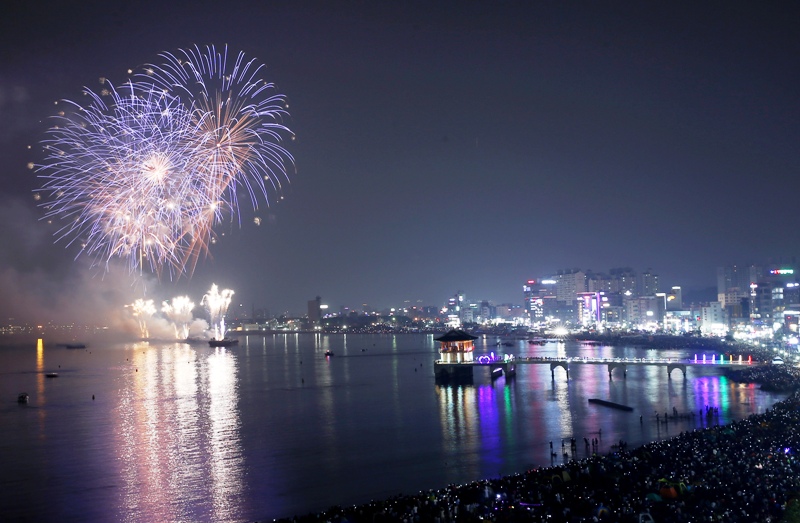 영일대해수욕장에서 열린 '포항 국제불빛축제'에 수많은 관광객이 몰렸다.
