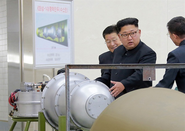 북한 김정은 노동당 위원장이 '핵무기 병기화 사업'을 현지지도했다고 조선중앙TV가 3일 보도했다