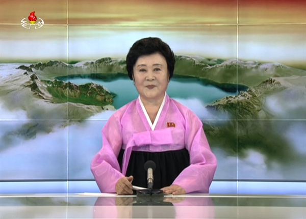 북한의 중대 소식을 단골로 전하는 간판 아나운서인 리춘히가 3일 북한의 6차 핵실험과 관련된 조선중앙TV의 중대보도를 전하고 있다. 