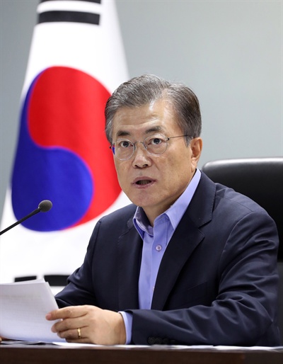문재인 대통령이 3일 낮 12시 29분에 일어난 북한 6차핵실험 소식을 듣고, 국가안전보장회의(NSC)를 소집해 회의를 주재하고 있다.