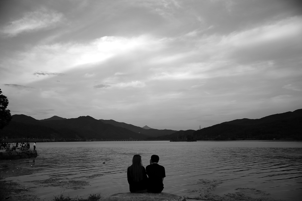 해질녘 두물머리, 연인이 남한강변에 앉아 밀어를 속삭이고 있다. 젊음만의 특권은 아니겠지만, 중년의 삶에는 연인들의 모습이 부럽기만 하다.