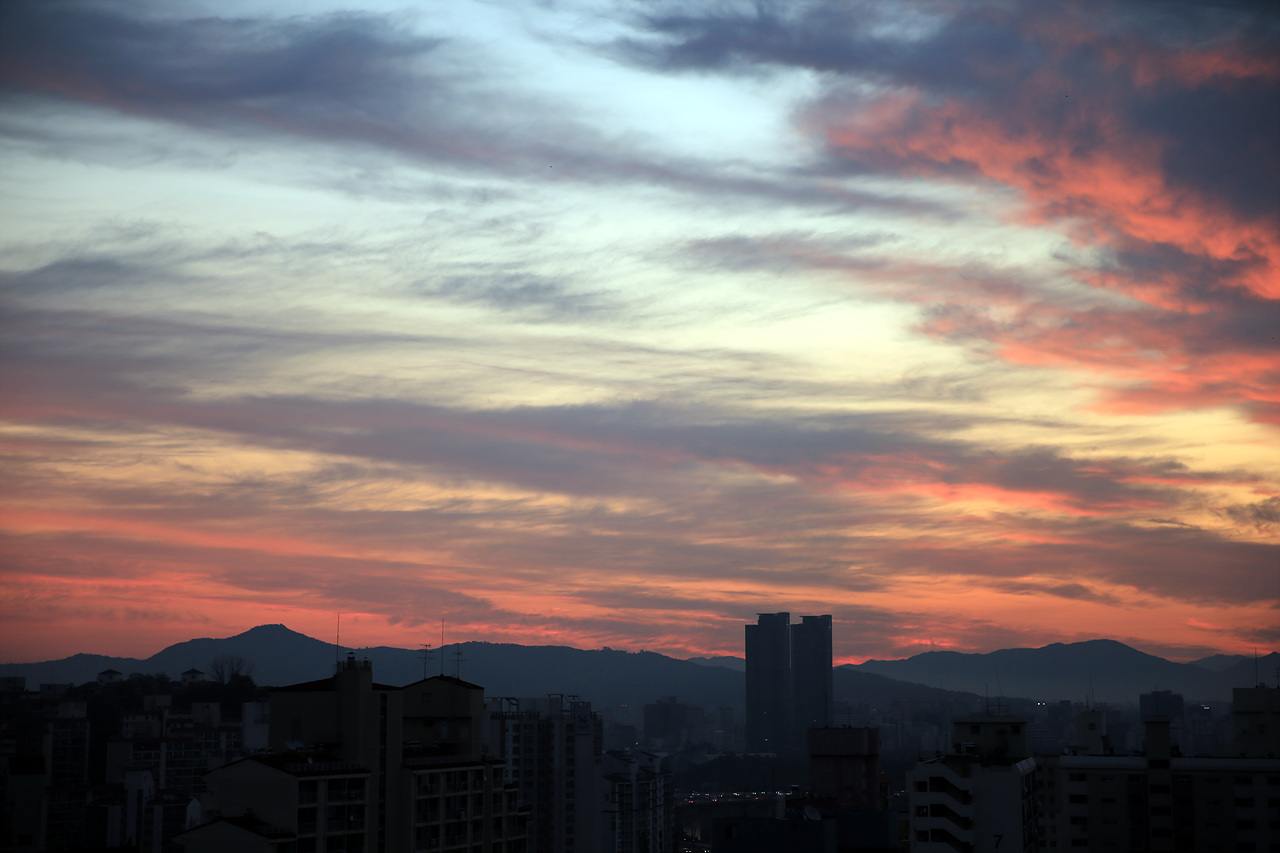 도심의 일출, 이렇게 아름다운 일출이 있는 날이면 나는 바다가 그리워진다.