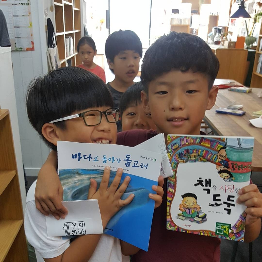 아이들이 편히 쉴수 있고, 책을 볼 수 있고, 주인 아저씨와 함께 수다도 떤다. 