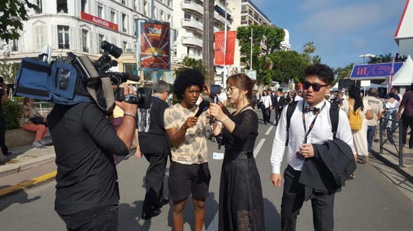  제70회 칸 국제영화제에 초대받은 김미경 감독이 현지 언론과의 인터뷰에 나서는 모습.
