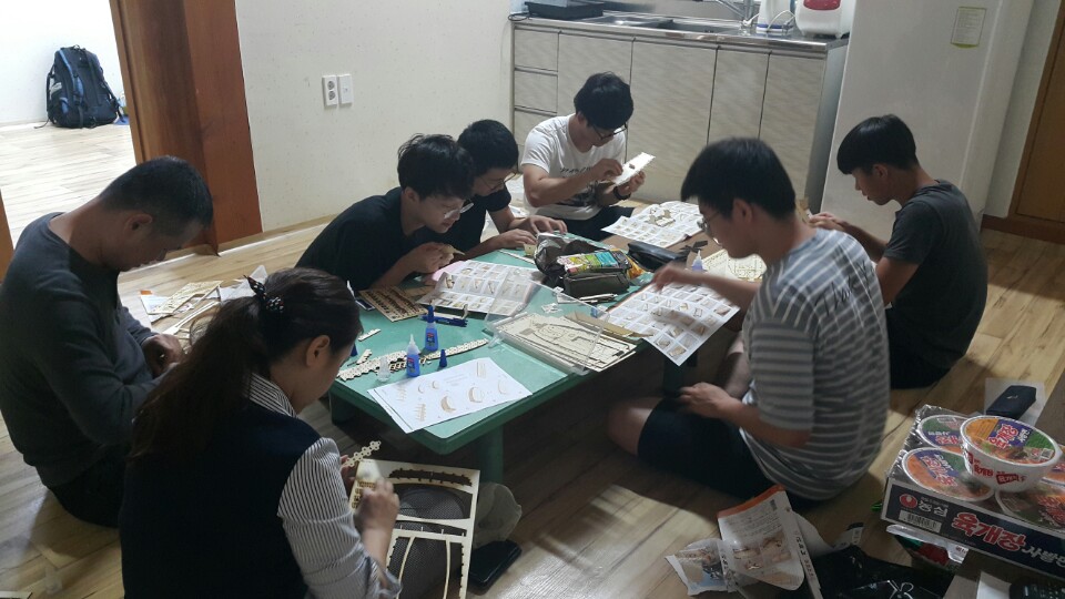 꿈의학교 참가 학생들이 거북선과 판옥선을 만들고 있다.