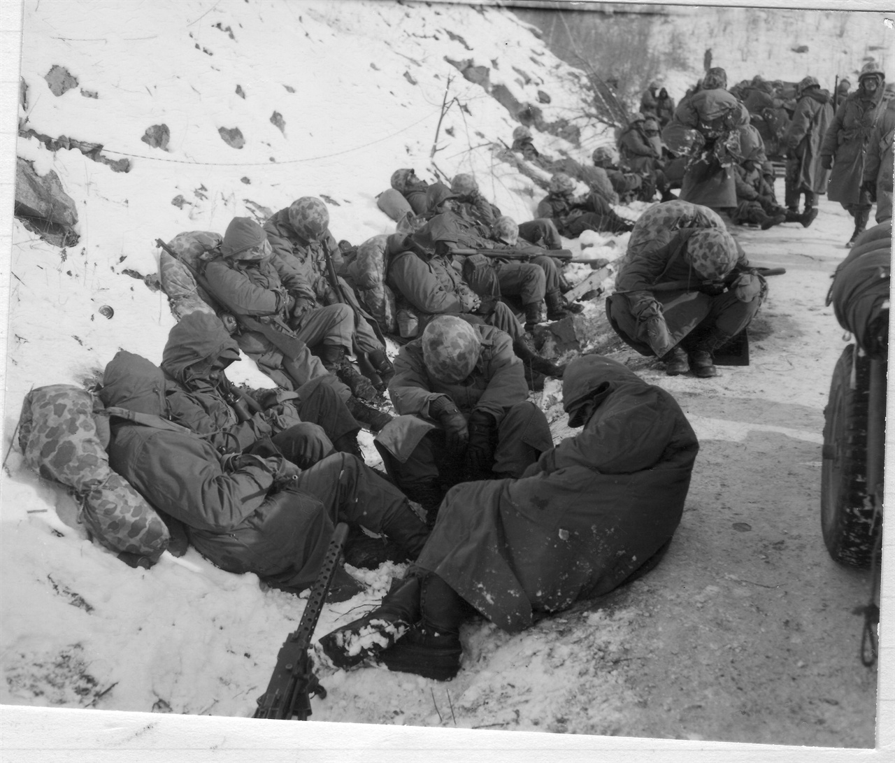  1950. 12. 6. 중국군 참전으로 유엔군들이 강추위 속에 후퇴하면서 추위와 졸음으로 길가에 쓰러져 눈을 붙이고 있다.