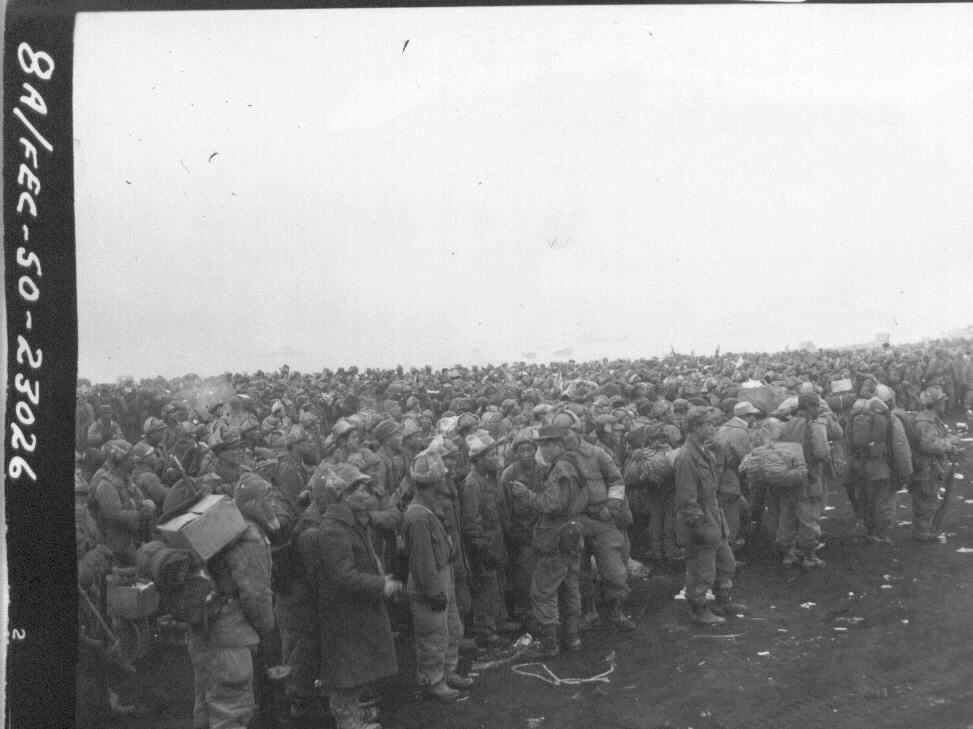  1950. 12. 16. 흥남. 후퇴한 유엔군들이 부두에서 초조히 수송선을 기다리고 있다.