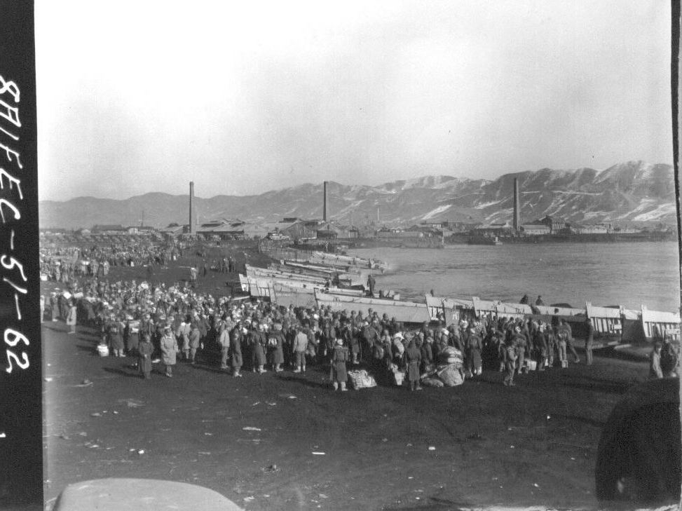  1950. 12. 16. 흥남 항에서 철수 수송선을 기다리는 병사들.