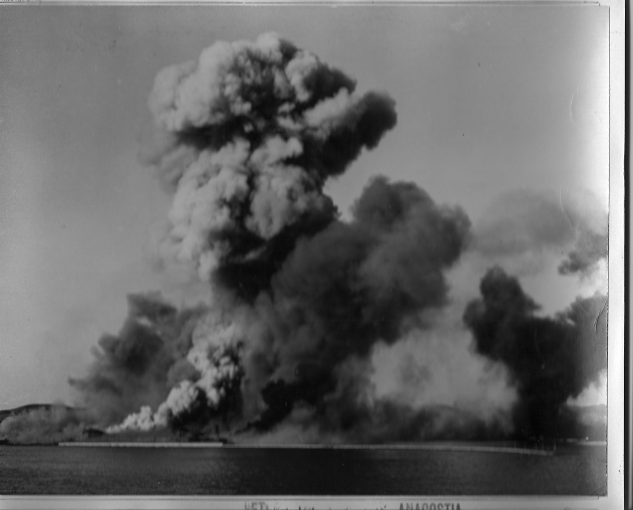  1950. 12. 24. 흥남철수작전 완료 뒤 유엔군이 함포사격과 공중폭격으로 흥남부두를 폭파하고 있다