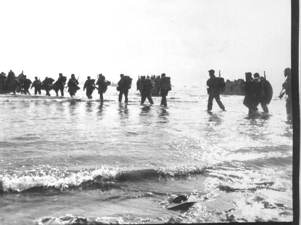  1950. 12. 쫓기는 유엔군 병사들이 흥남에서 철수 수송선을 타고자 바다로 뛰어들고 있다.