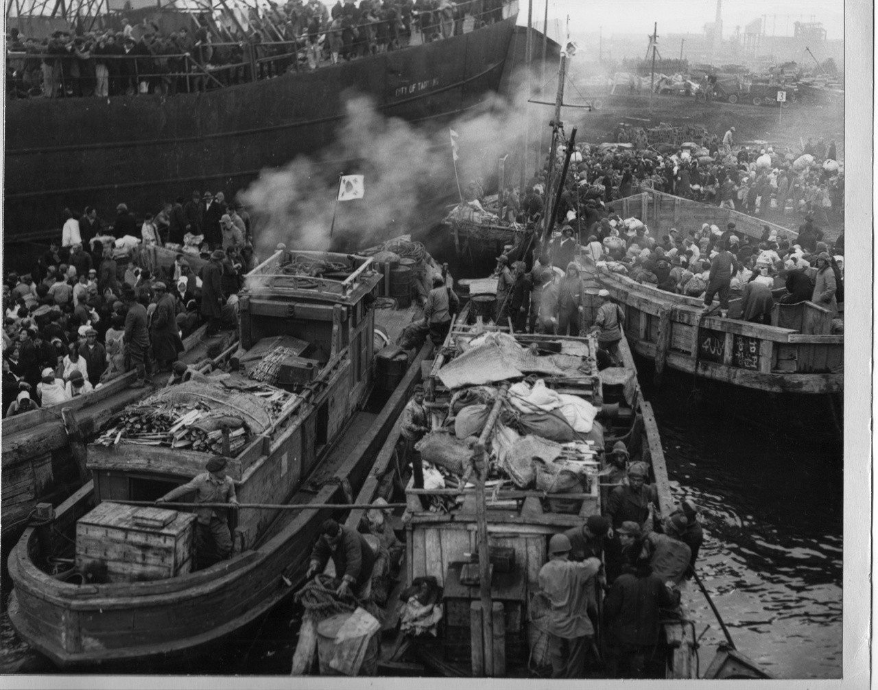  1950. 12. 19. 흥남 항에 몰려 있는 피란민 수송선들. 