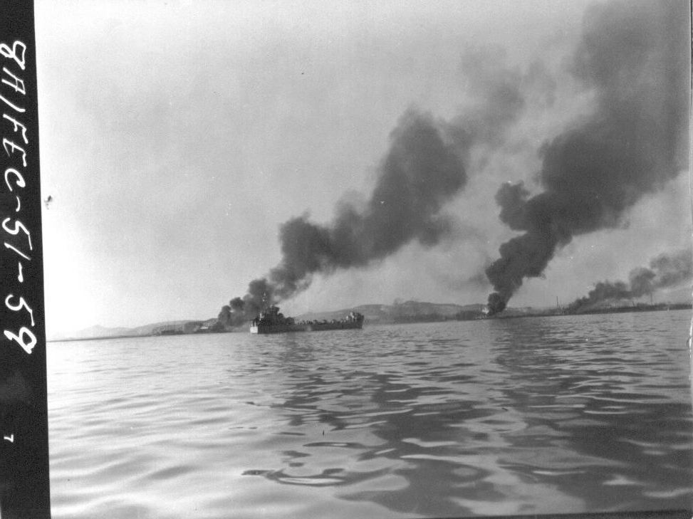  1950. 12. 24. 흥남. 유엔군 철수 후 함포사격과 공중 폭격으로 불타고 있는 흥남항 부두.