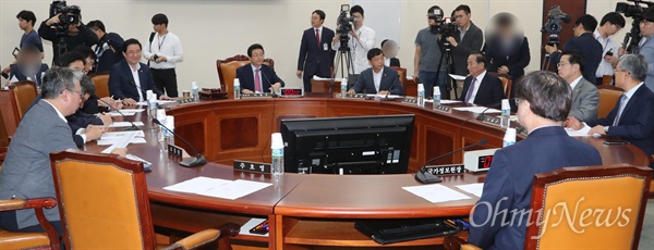 북한의 6차 핵실험 관련 국가정보원의 현안보고를 받기 위해 국회 정보위원회가 지난 4일 오후 여야 소속 의원들이 참석한 가운데 열리고 있다. 