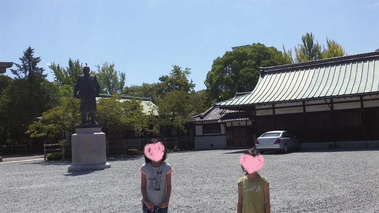 오사카성 도요토미 히데요시 동상 앞. 반대편으로 천수각이 보이는데 사진에는 안나왔다. 