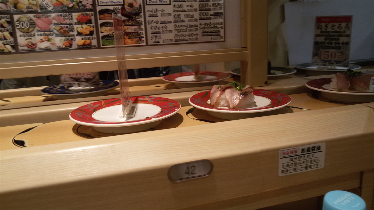 회전초밥 100엔 스시 가게의 모습이다. 100엔에서 500엔까지 다양하게 있다. 