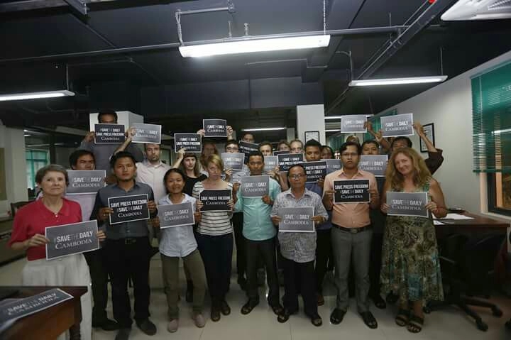 정부의 폐간조치에 대한 항의표시로 캄보디아의 언론자유를 구해달라는 호소하는 팻말을 든 캄보디아데일리 신문사 직원들