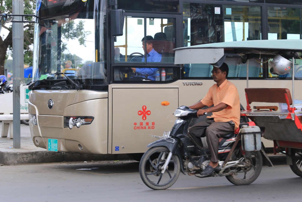 지난 7월 중국정부가 캄보디아에 무상으로 제공한 시내대형버스 100대가 프놈펜 시내를 운행하기 시작했다.