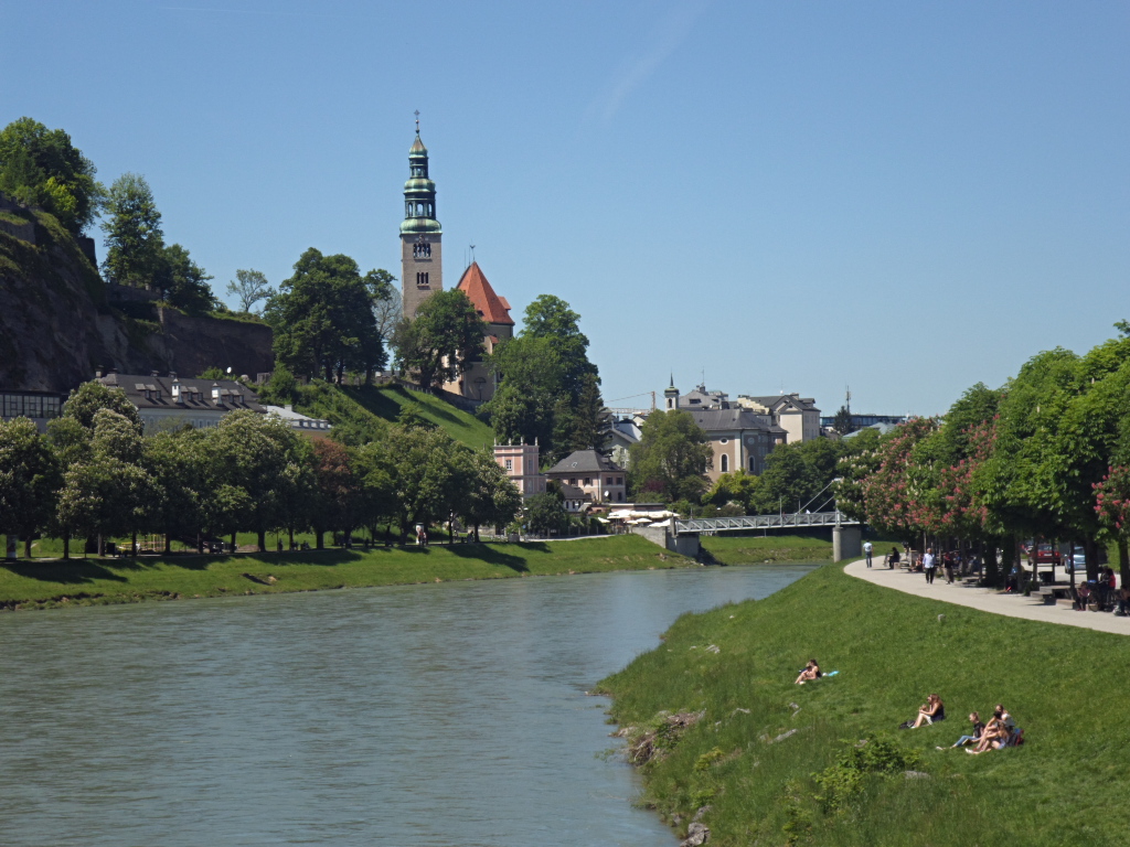 신도시와 구도시 사이를 흐르는 잘자흐(Salzach) 강 주변의 풍경은 어느 쪽을 보아도 한 폭의 그림처럼 아름다웠다.
