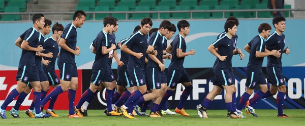  축구대표팀이 지난 4일 오후(현지시간) 우즈베키스탄 타슈켄트 분요드코르 경기장에서 2018 러시아 월드컵 아시아 최종예선 우즈베키스탄전을 하루 앞두고 훈련을 하고 있다.
