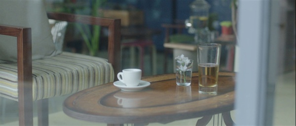  영화 <더 테이블>은 어느 카페의 테이블에서 이루어지는 대화에 주목한다.