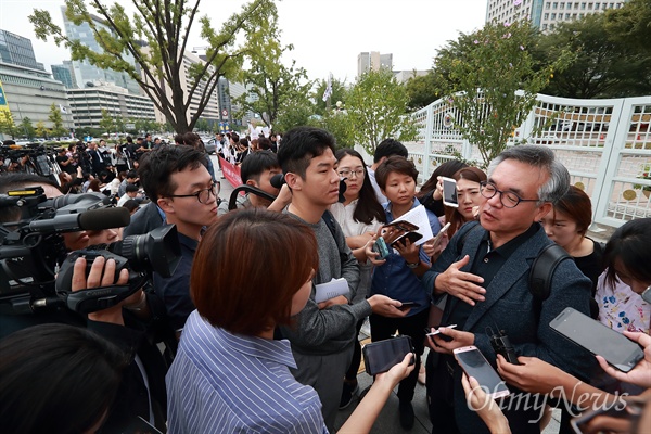 질문세례받는 '생리대 유해성분 검출시험' 김만구 교수 '생리대 유해물질 검출시험'을 진행한 강원대 김만구 환경융합학부 교수가 5일 오전 정부서울청사앞에서 여성환경연대 주최로 열린 ‘생리대 모든 유해성분 규명 및 역학조사 촉구 기자회견’에 참석해 기자들의 질문에 답변하고 있다.