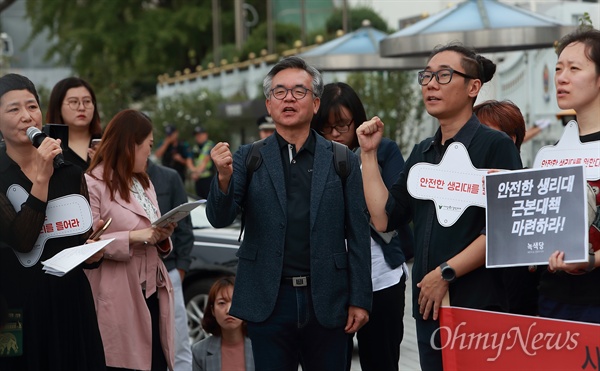 구호외치는 '생리대 유해물질 검출조사' 김만구 교수 '생리대 유해물질 검출시험'을 진행한 강원대 김만구 환경융합학부 교수가 5일 오전 정부서울청사앞에서 여성환경연대 주최로 열린 ‘생리대 모든 유해성분 규명 및 역학조사 촉구 기자회견’에 참석해 구호를 외치고 있다.