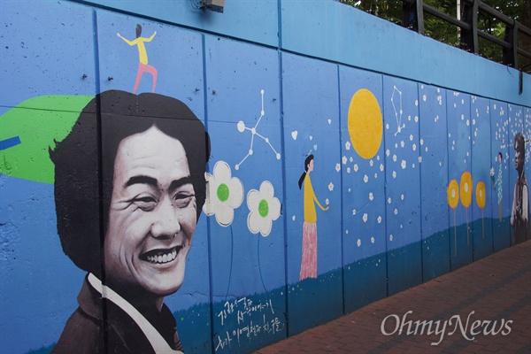 김광석길에 있는 고 김광석 가수의 얼굴이 그려져있는 벽화 모습.