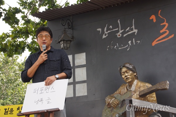 김광석 조형물을 제작했던 조각가 손영복씨가 대구 중구청의 관트리피케이션을 규탄하는 퍼포먼스를 진행하기 앞서 발언을 하고 있다.