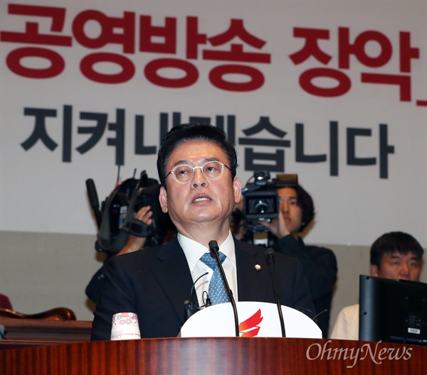 자유한국당 정우택 원내대표가 지난 5일 오전 국회에서 열린 의원총회에서 모두발언을 하고 있다.