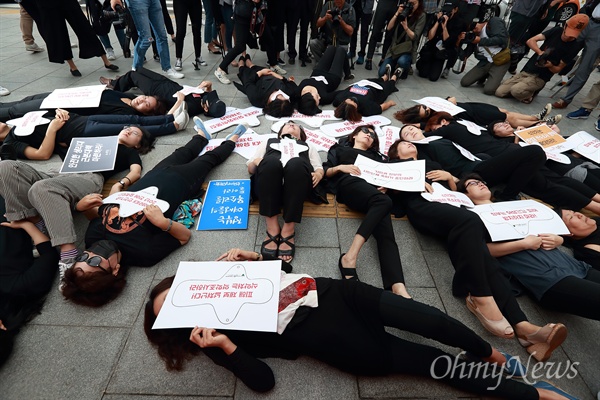 "안전한 생리대를 원한다!" 정부청사앞에 쓰러진 여성들 