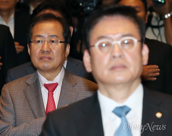 자유한국당 홍준표 대표와 정우택 원내대표가 5일 오전 국회에서 열린 의원총회에 참석하고 있다. 