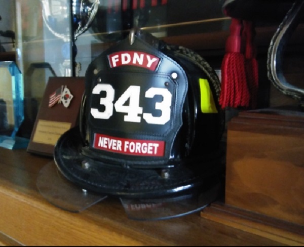 911테러로 순직한 343명의 뉴욕소방대원을 추모하기 위해 제작된 소방헬멧이 한 소방서에 전시되어 있다. 