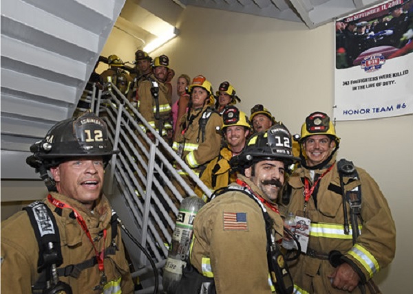 '911 Memorial Stair Climb' 행사에 참가한 소방대원들이 30층에서 기념촬영을 위해 포즈를 취하고 있다. (출처: www.firehouse.com)