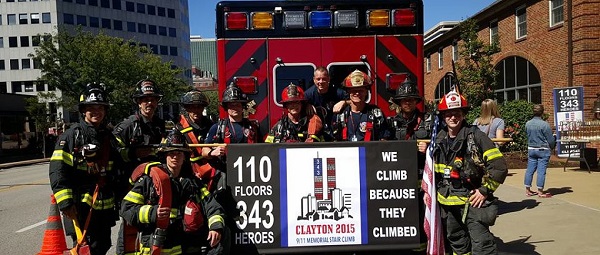 지난 2015년 미주리 주 클레이튼 소방서 소속의 소방대원들이 110층 계단 오르기 행사를 마치고 기념촬영을 하고 있다. (출처: 순직소방관재단)