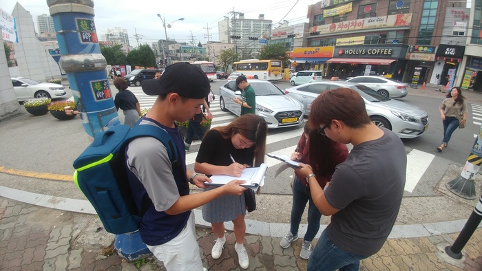 서명운동을 펼치고 있는 수원대 학생운동 집행부 
