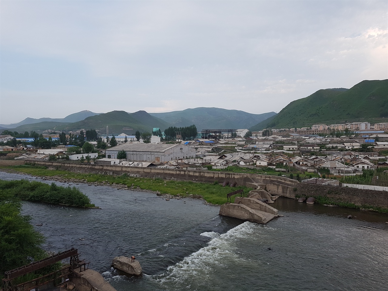 북한 혜산시에 있는 가옥들.