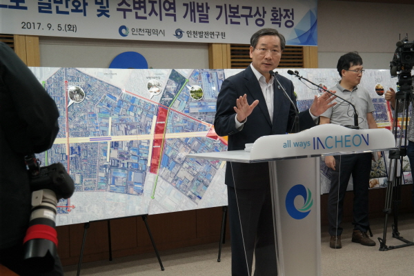 유정복 인천시장이 ‘경인고속도로 일반화 및 주변지역 개발 기본구상’에 대해 발표하고 있다.