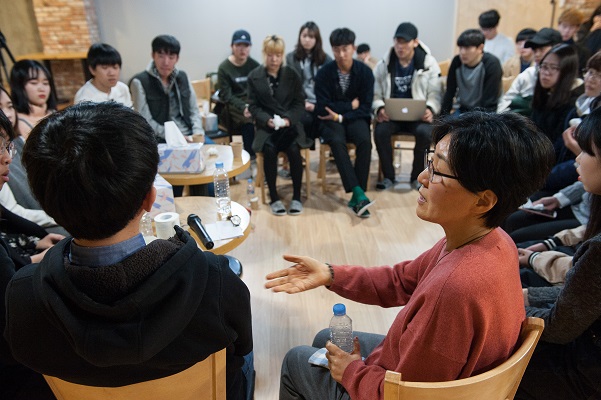 정혜신 치유자가 치유공간 이웃에서 세월호 희생학생의 친구, 공감기록단 친구들과 이야기를 나누고 있다.
