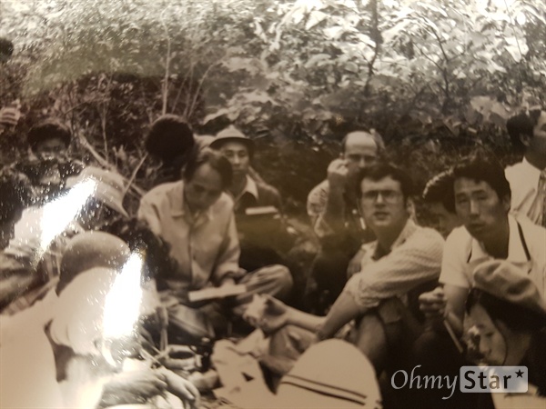 김승필씨가 제공한 부친 김사복씨의 사진(가장 오른쪽 두 번째 열) . 그의 왼편에 안경을 쓰고 다소 살집이 있는 위르겐 힌츠페터가 앉아있다. 김승필씨는 이 사진에 대해 "적어도 1980년 5얼 18일 이전에 찍은 걸로 알고 있다"고 전했다.
