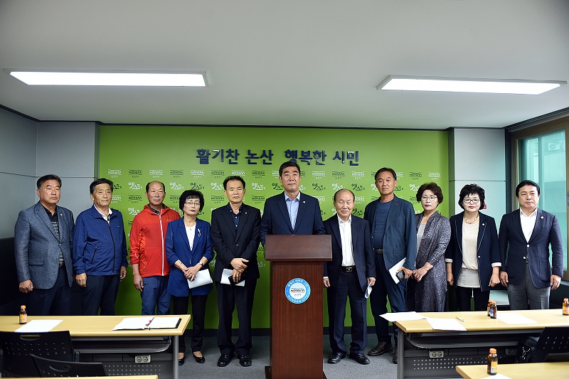 논산시의회와 시민단체가 건양대 정상화를 위한 호소문 발표. 논산시의회와 36개 논산시민단체가 건양대 정상화를 위해 호소문을 발표했다.