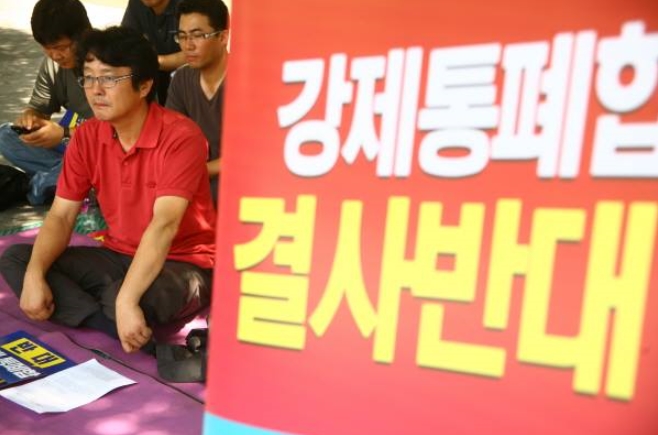 정대균 MBC경남 기자는 2010년 진주-마산MBC 통폐합 반대 파업을 주도하다가 해고된 바 있다. 