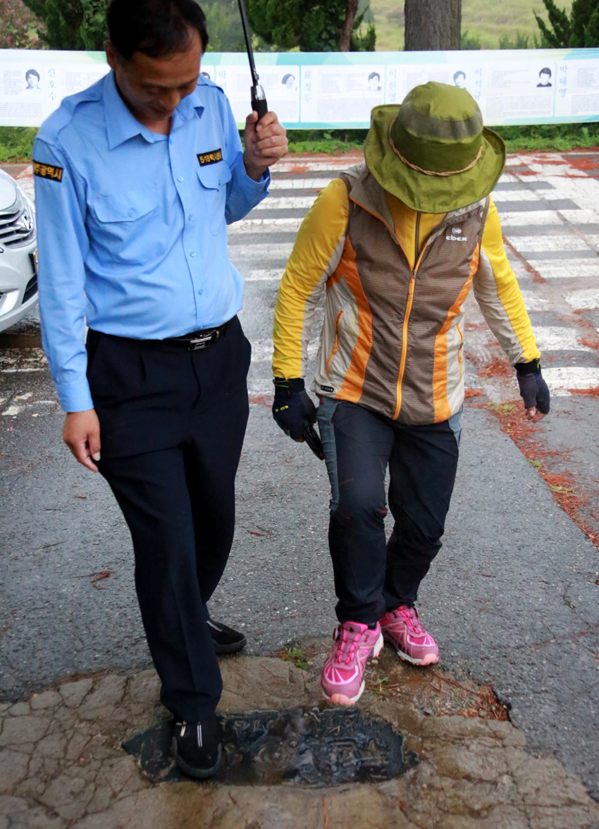 망월동 5.18구묘역 입구의 전두환 민박기념비석을 밟고 있는 모습