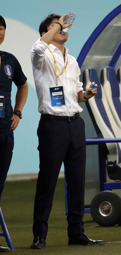  5일 오후(현지시간) 우즈베키스탄 타슈켄트 분요드코르 경기장에서 열린 2018 러시아월드컵 아시아지역 최종예선 한국과 우즈베키스탄의 경기. 신태용 감독이 물을 마시고 있다.