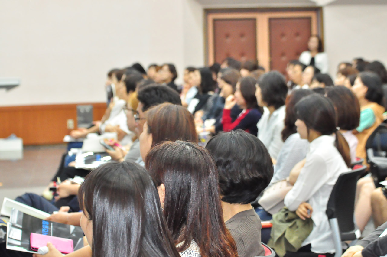 하남시청 대강당에서 입시설명회에 참석한 학부모들