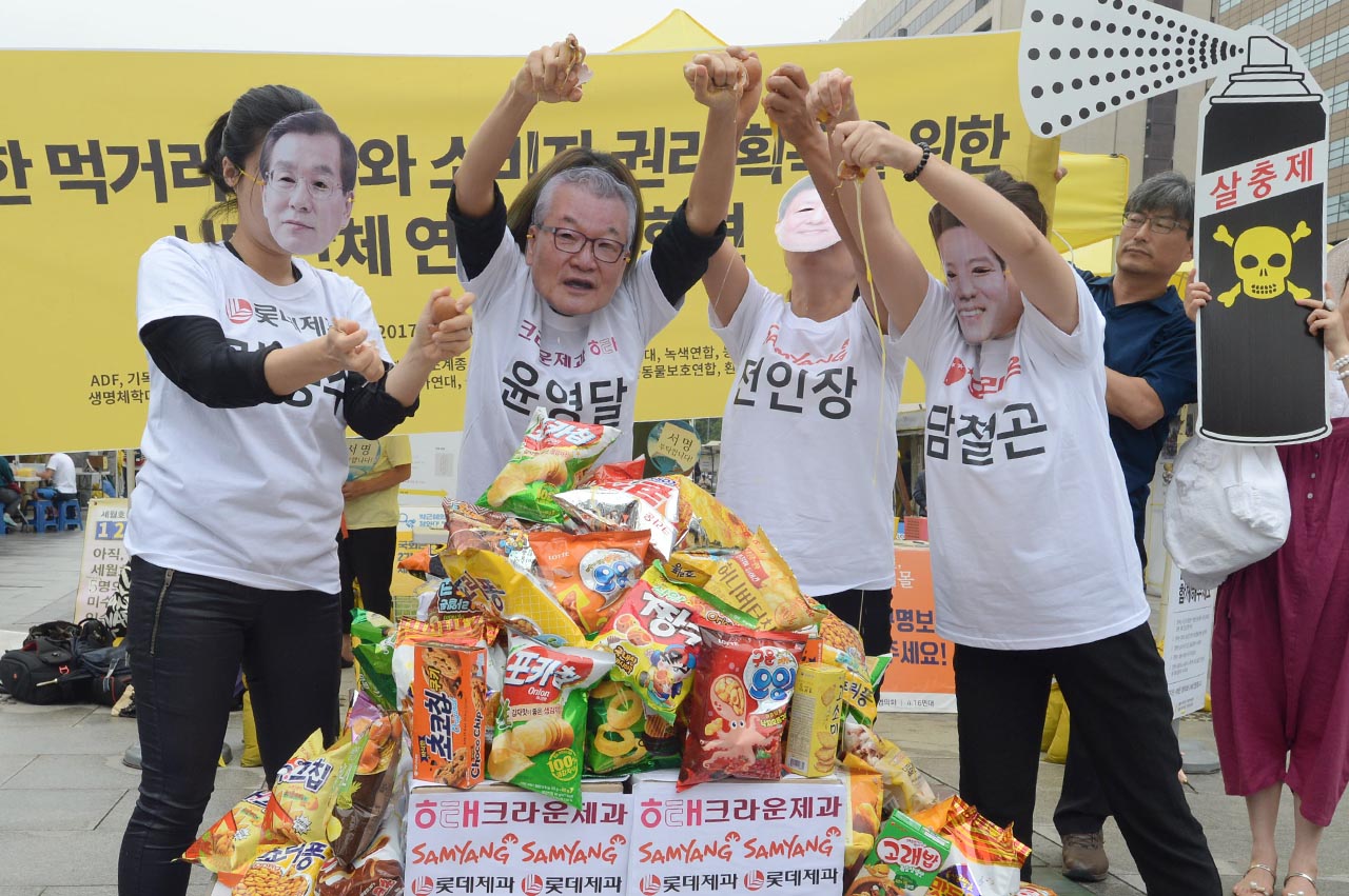  '동물권단체케어'와 '녹색소비자연대' 그리고 '환경보건시민센터' 등 12개 환경관련 시민단체 회원들이 6일 오후 서울 종로구 광화문광장에서 '안전한 먹거리 문화와 소비자 권리 획득을 위한 시민단체 연대 기자회견'을 열고 "살충제 달걀을 이용한 빵,과자, 아이스크림, 초콜릿 등 가공식품들로 인해 안전한 먹거리를 먹을 국민들의 권리가 심각하게 박탈당하고 있다"며 "달걀이 포함되지 않은 과자를 선택할 수 있는 소비자의 권리를 보장하라"고 촉구하고 있다.