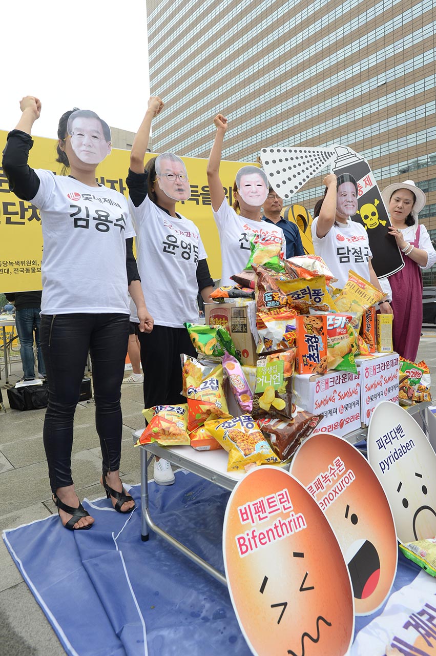 '동물권단체케어'와 '녹색소비자연대' 그리고 '환경보건시민센터' 등 12개 환경관련 시민단체 회원들이 6일 오후 서울 종로구 광화문광장에서 '안전한 먹거리 문화와 소비자 권리 획득을 위한 시민단체 연대 기자회견'을 열고 "살충제 달걀을 이용한 빵,과자, 아이스크림, 초콜릿 등 가공식품들로 인해 안전한 먹거리를 먹을 국민들의 권리가 심각하게 박탈당하고 있다"며 "달걀이 포함되지 않은 과자를 선택할 수 있는 소비자의 권리를 보장하라"고 촉구하고 있다.