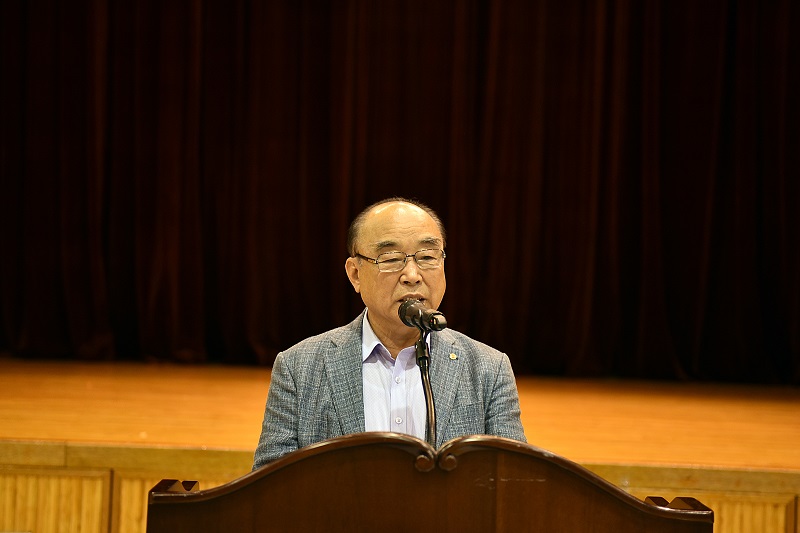 박희성 노인회장이 대회사를 하고 있다.