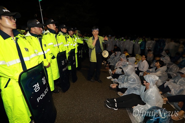 국방부가 사드를 추가배치하겠다고 발표한 가운데,  6일 오후 경북 성주군 초전면 소성리 마을회관앞에서 지역주민과 시민단체 회원들이 차량으로 바리케이드를 친 채 종교 행사와 농성을 벌이고 있다.